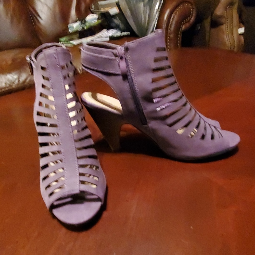 Shoes - Picture 2 of 4